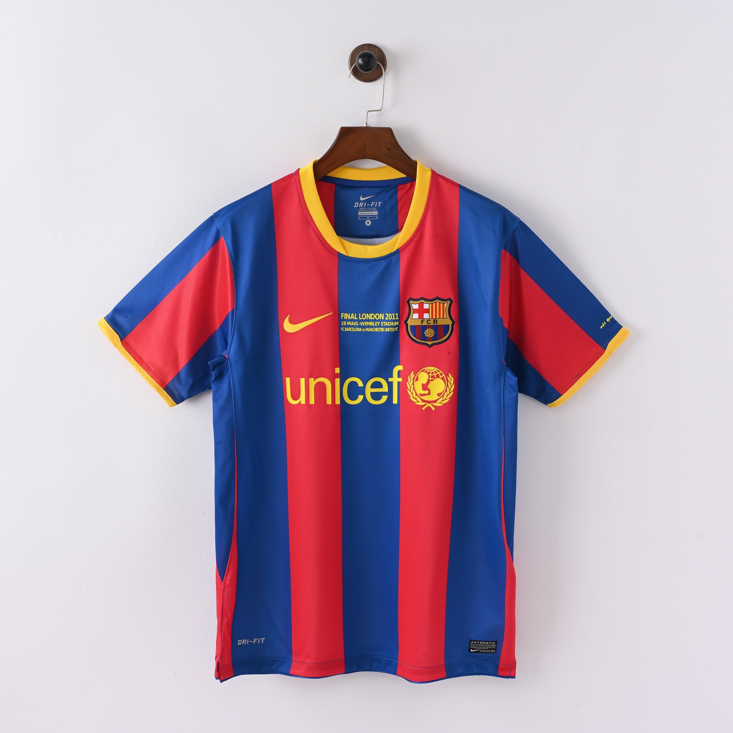 PSG 2001/02 Home Retro Football Shirt - Navy Nike classic football shirt front view