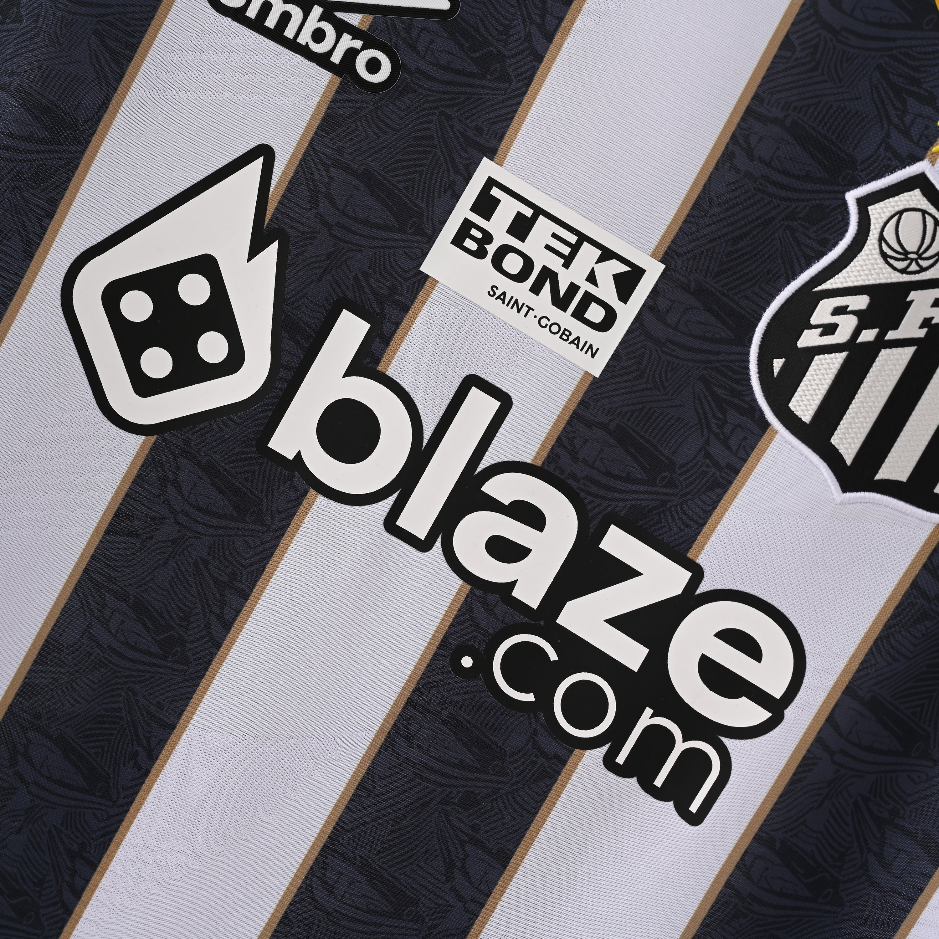PSG 2001/02 Home Retro Football Shirt - close up details of Navy Nike retro kit