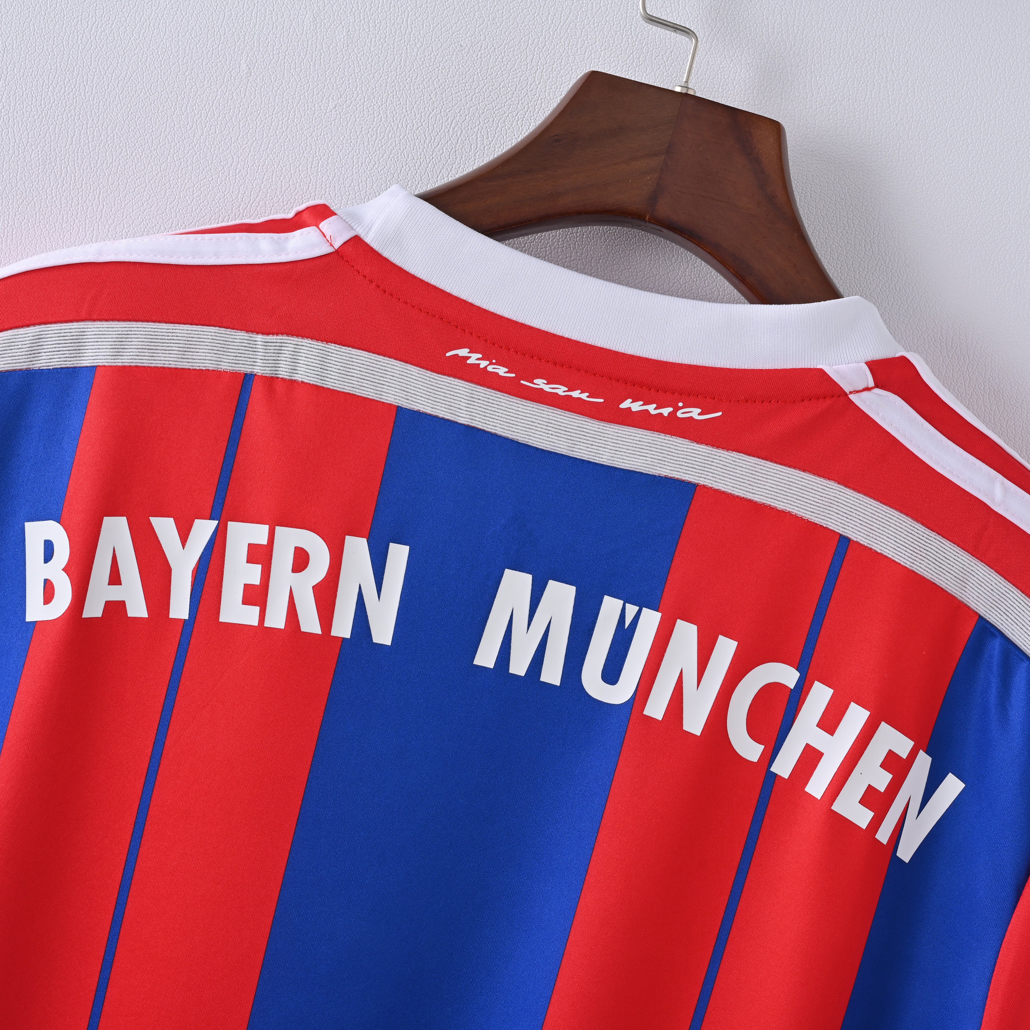 PSG 2001/02 Home Retro Football Shirt - close up details of Navy Nike retro kit
