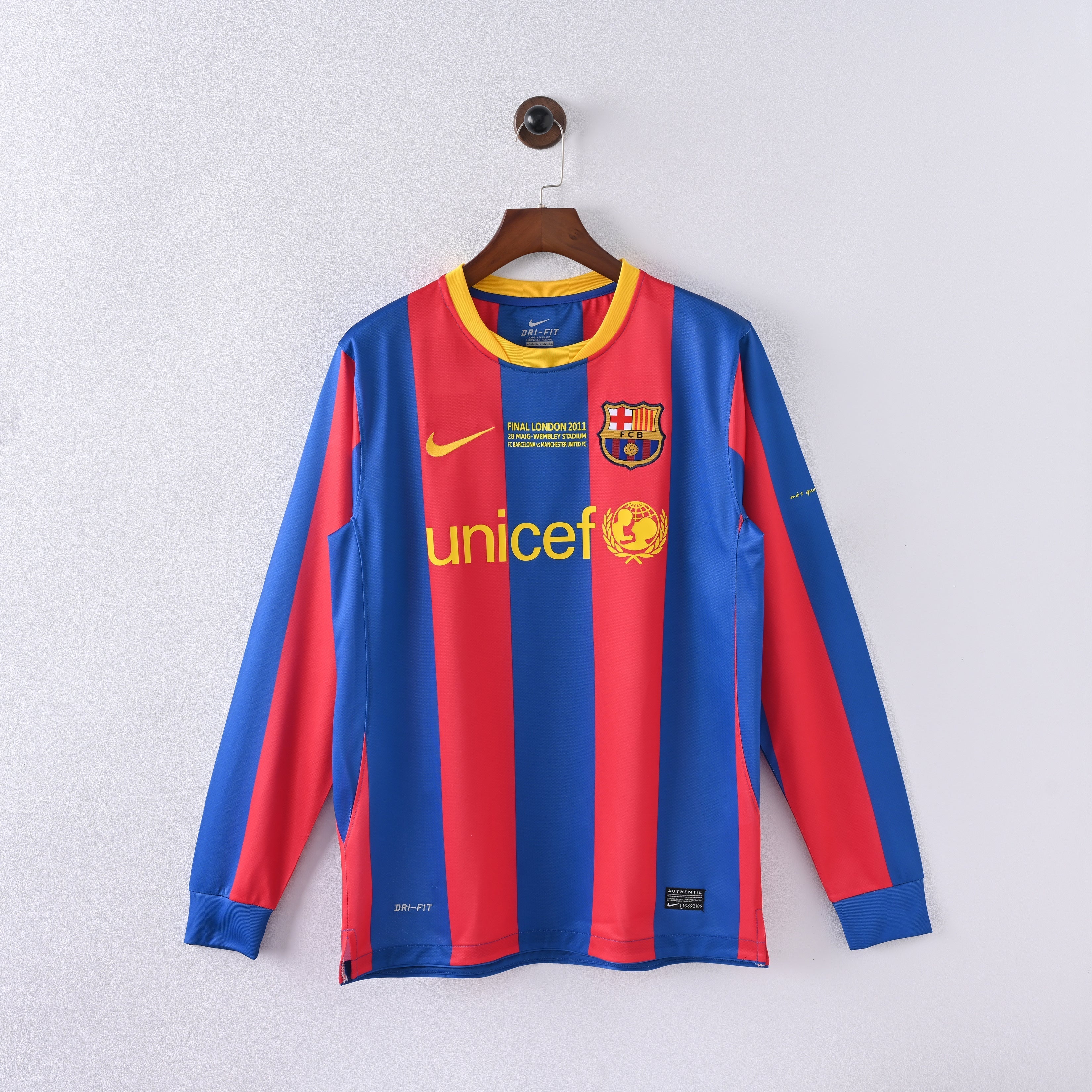 PSG 2001/02 Home Retro Football Shirt - Navy Nike classic football shirt front view