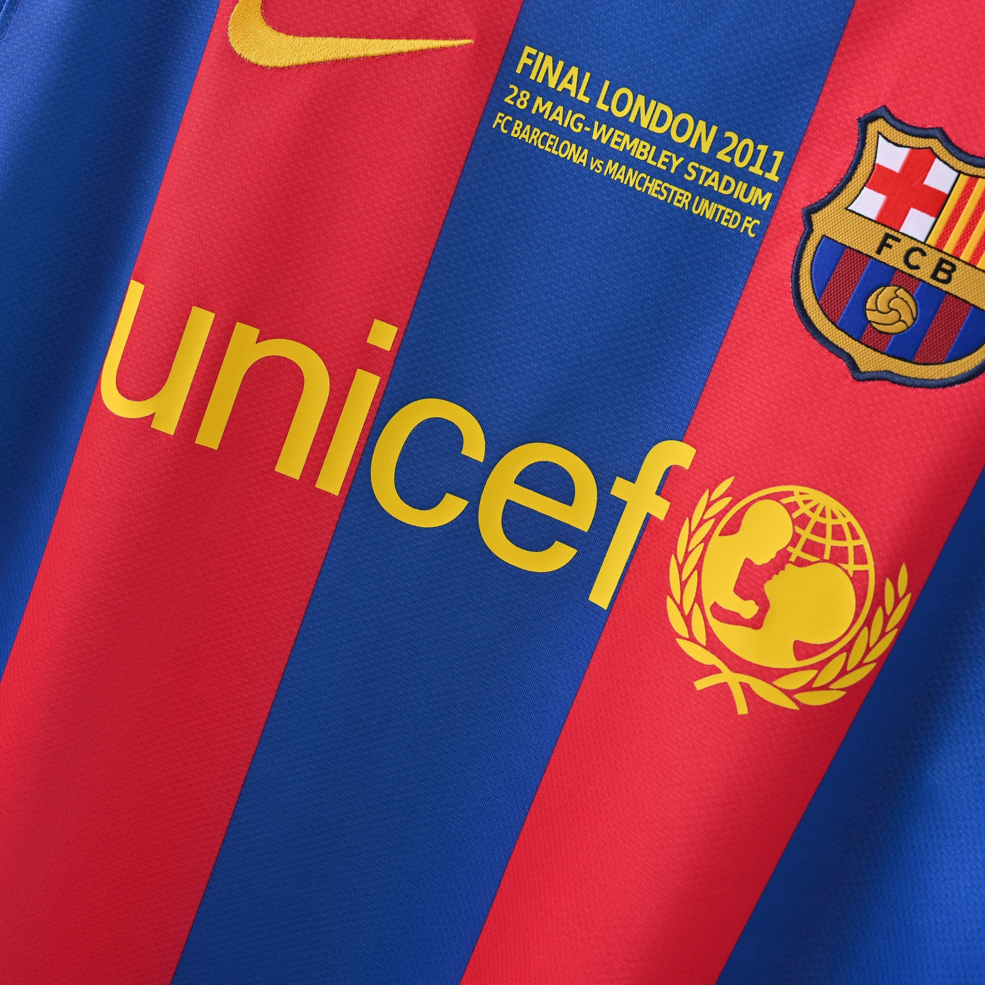 PSG 2001/02 Home Retro Football Shirt - close up details of Navy Nike retro kit